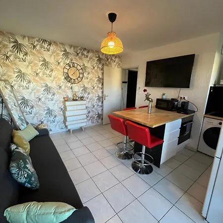 Joli T2/ Tram/ Clim/ Parking/ Wifi/ Piscine